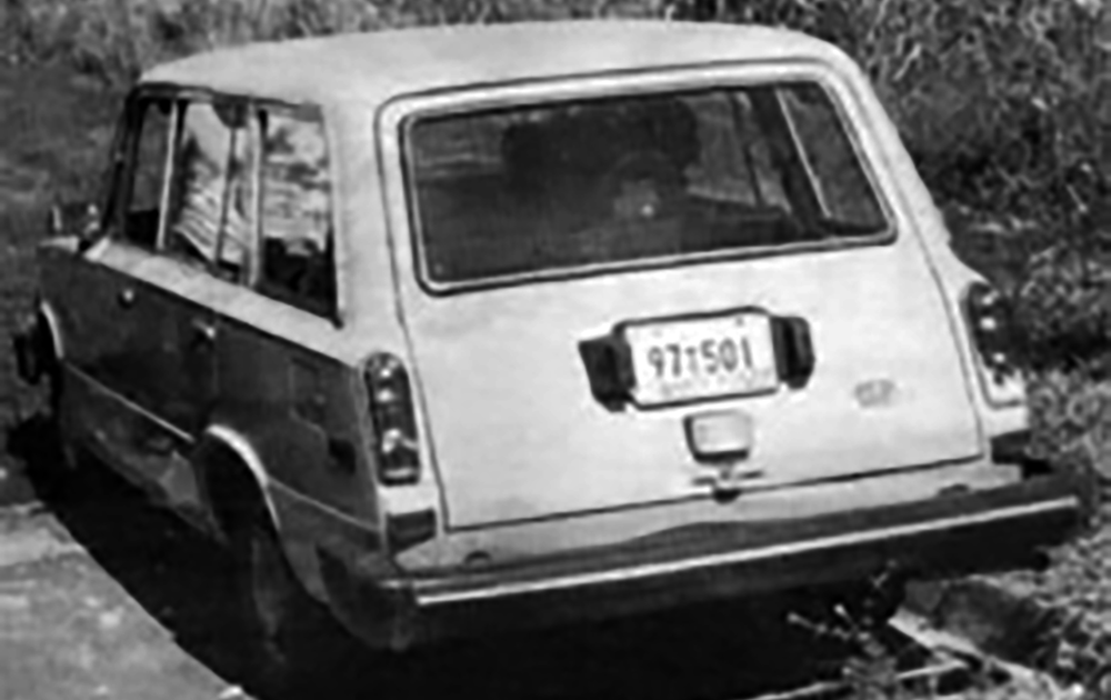 Fotografía en blanco y negro de un automóvil familiar